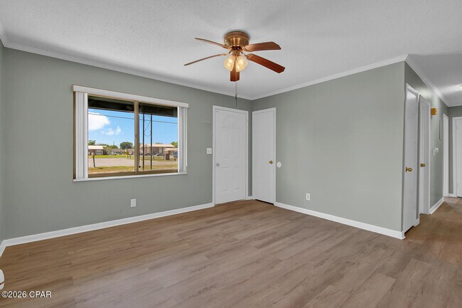 Building Photo - 922 Everitt Ave