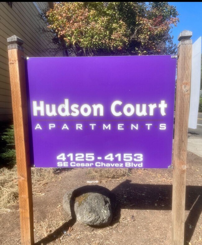 Building Photo - **$750 DEPOSIT + FREE FIRST MONTH'S RENT** Spacious Top Floor Unit~ Great Natural Light~ Updated ...