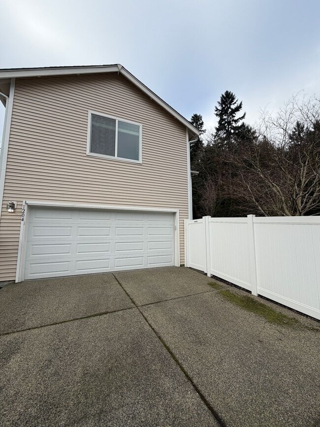 Building Photo - 1204 Burnside Pl