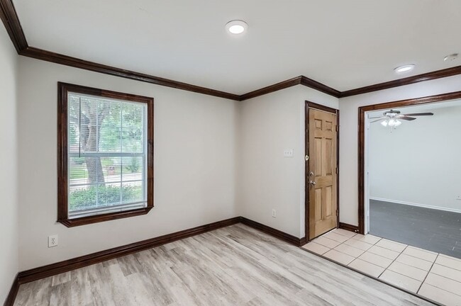 Building Photo - 1406 Buckingham Dr