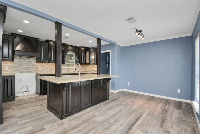 Building Photo - 1404 Briarwood Dr
