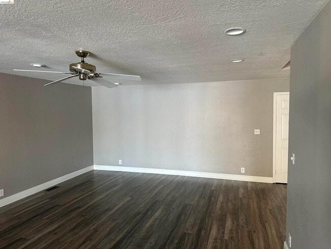 Building Photo - 1472 Willow Lake Rd