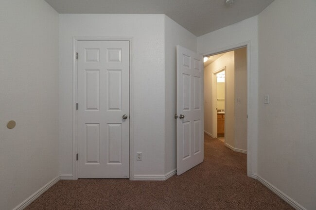Building Photo - Hidden Valley Townhome For Rent!