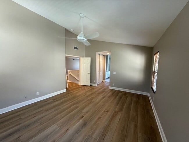 Building Photo - 4 bed / 2.5 bath plus large loft/family ro...