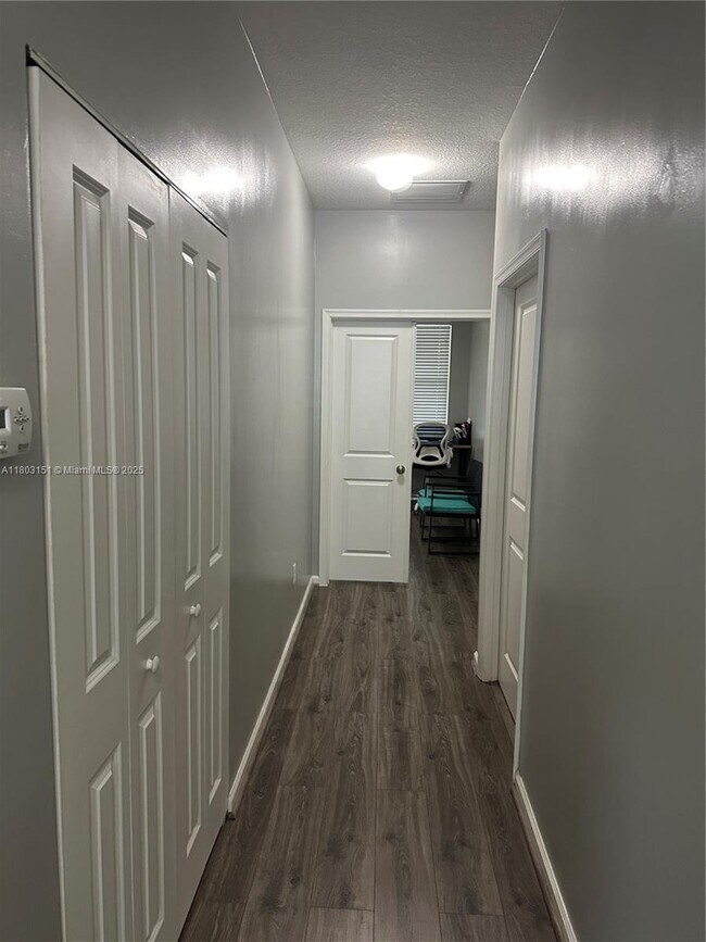 Building Photo - 2947 St Thomas Dr