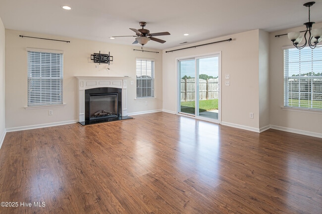 Building Photo - 808 Jade Ln