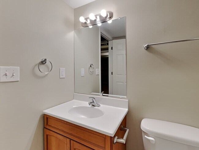 Building Photo - 2551 Charlotte St