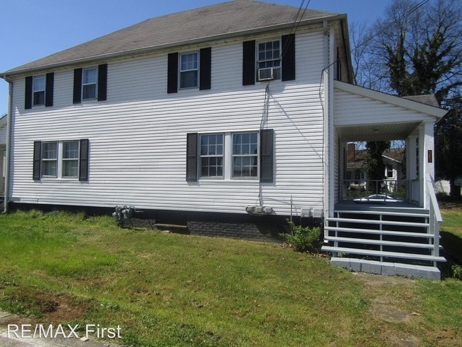 Building Photo - 2 br, 1 bath House - 303 N. Houston St.