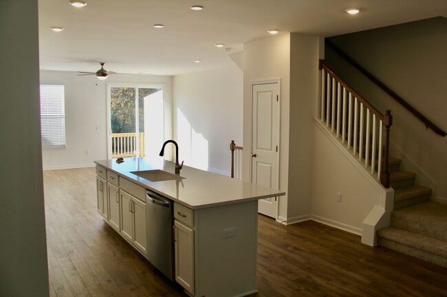 Building Photo - 466 Blair Rd