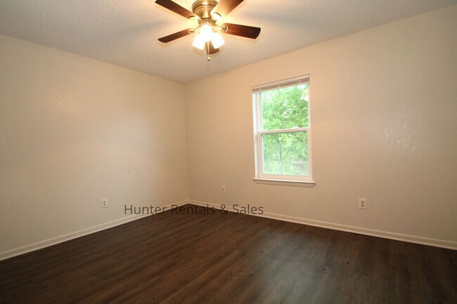 Building Photo - 3704 Hereford Ln
