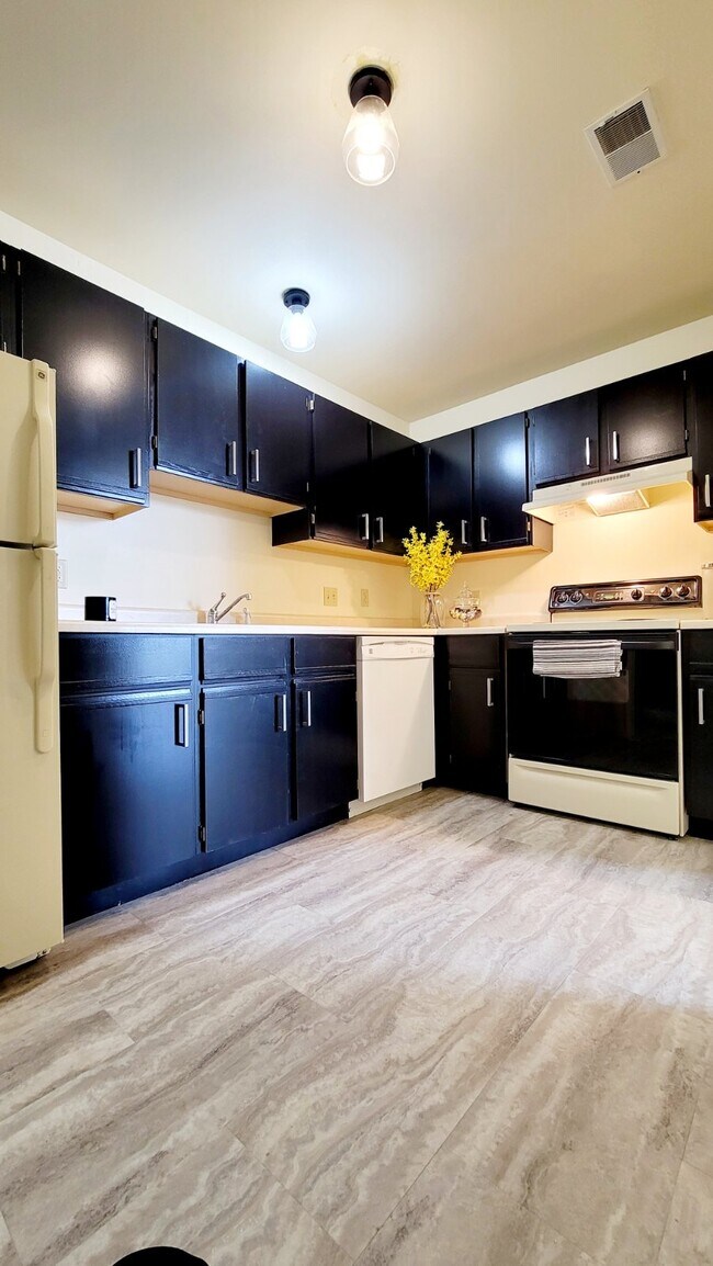 Building Photo - 245 Brookwood Dr