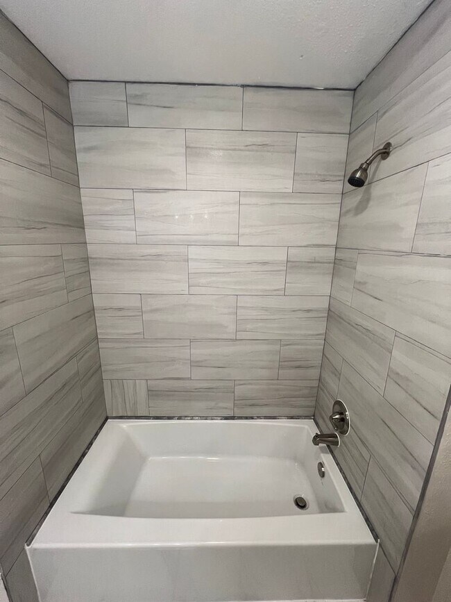 Building Photo - Spacious 2-Bed, 2-Bath Condo in Desirable ...