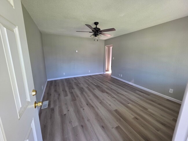 Building Photo - Beautiful 3BD/1BA Available Now