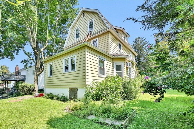 Building Photo - 521 Manhattan Ave