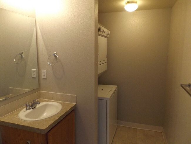 Building Photo - Beautiful Open Floor Plan Featuring Two Be...