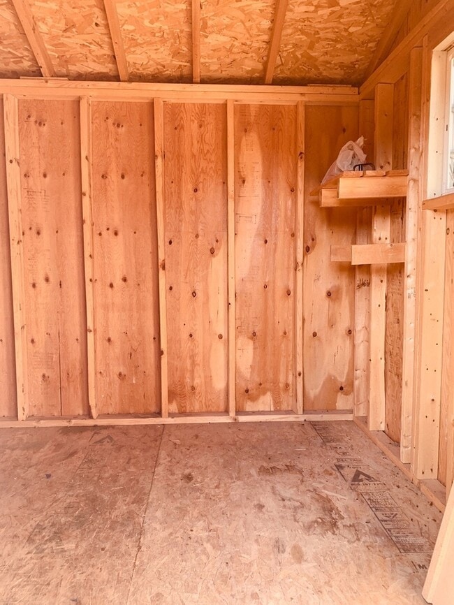 Building Photo - 2 Bed/1 Bath Duplex With Fenced Yard in Lo...