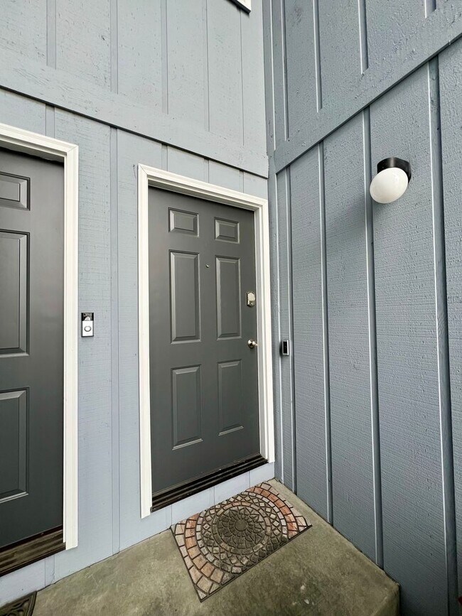 Building Photo - High speed internet included - 3 bedroom townhouse