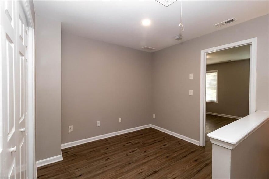 Building Photo - 745 Crestwell Cir