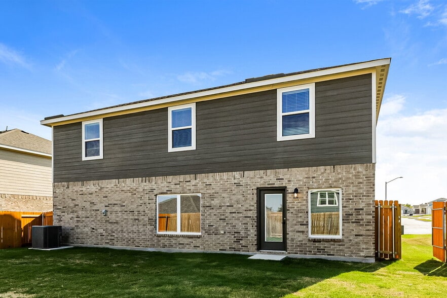 Building Photo - 308 Live Oak Ln