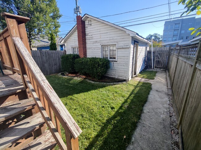 Building Photo - 3547 N Marshfield Ave