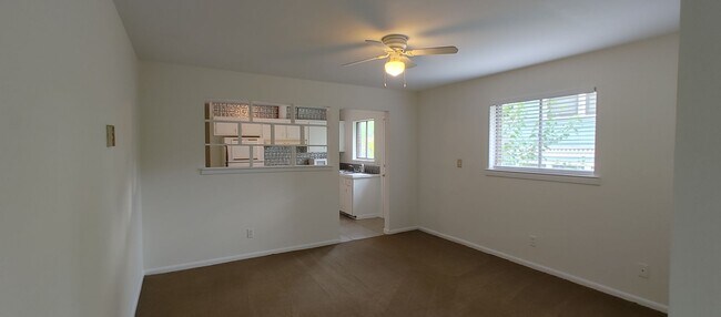 Building Photo - Duplex walking distance to UTC!
