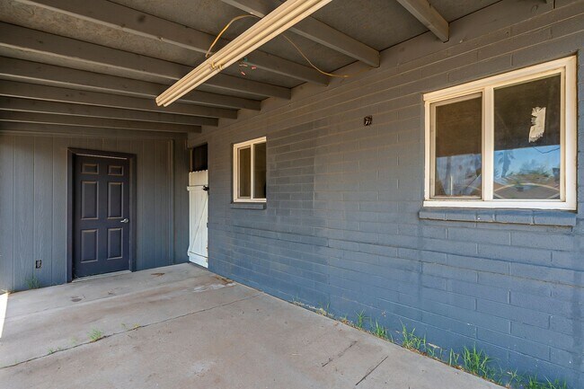 Building Photo - Scottsdale Home that has everything you need!
