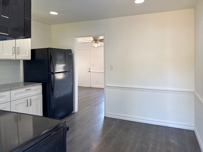 Building Photo - 3 bedroom / 2 bath