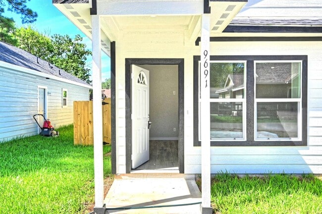 Building Photo - 10163 Barberry St