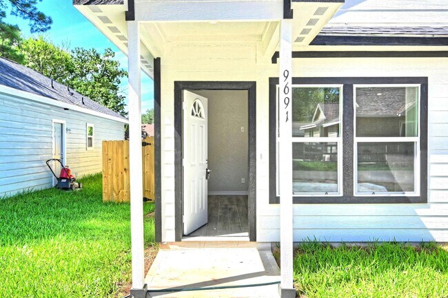 Building Photo - 9826 Arbor Oak