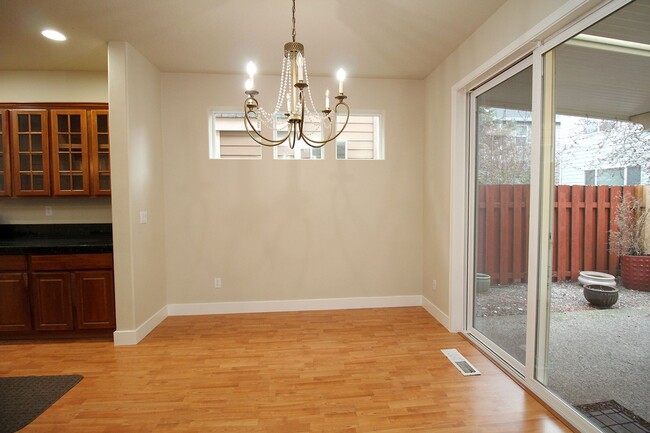 Building Photo - Spectacular Newer Construction Troutdale H...