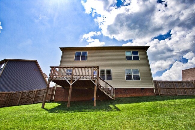 Building Photo - Fantastic 3 Bedroom Near Downtown!