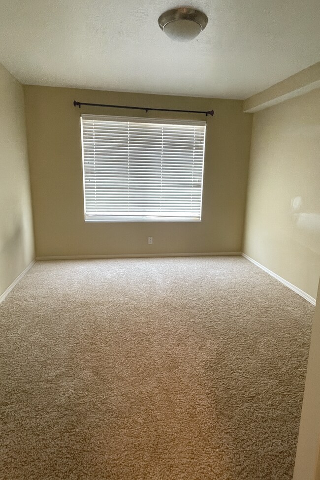 Building Photo - Murray Condo