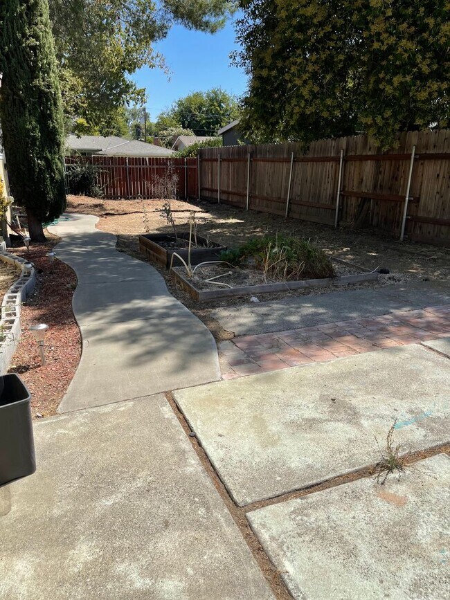 Building Photo - 5 Bedroom, 3 Bath Home in East Davis-$500 Off 1st Month's Rent