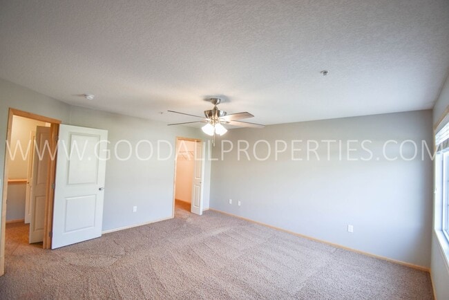 Building Photo - 2 Bedroom, 1.5 Bath Townhome in Jordan Creek area!