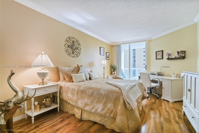 Building Photo - 16425 Collins Ave