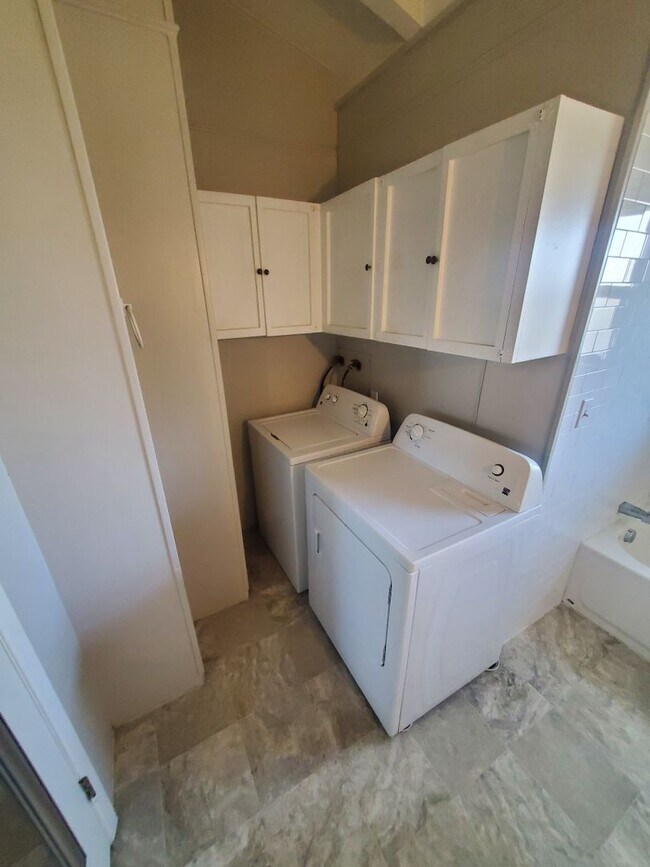 Building Photo - Spacious Ranch Style 4 BR Available in Aug...