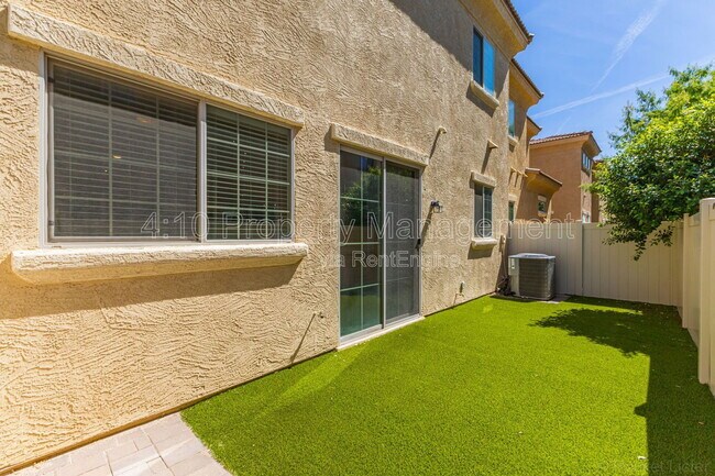 Building Photo - 1367 S Country Club Dr