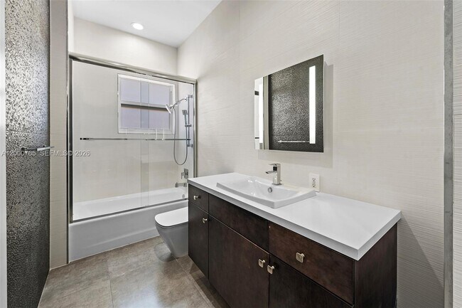 Building Photo - 552 Palm Dr