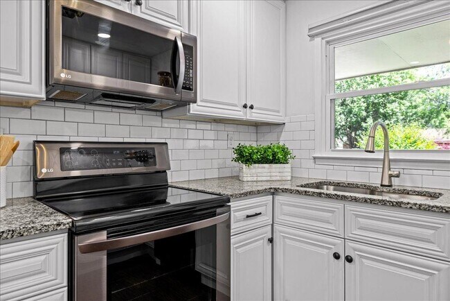Building Photo - 4783 Rosecroft St