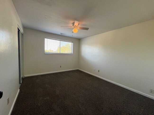 Building Photo - Three bed/Two Bath Upstairs Apartment | Available Now