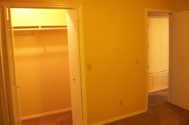 Building Photo - 827 Russell Cir