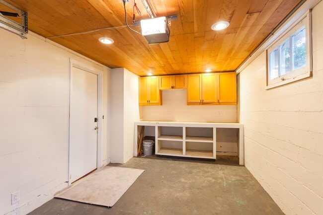 Building Photo - Beautiful 4 Bedroom Home in Queen Anne!
