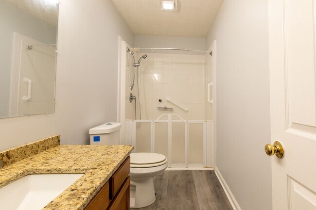 Building Photo - 3 story 2 bed 1.5 bath condo with large ga...