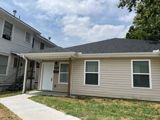 Building Photo - 206-208 N Wall Duplex