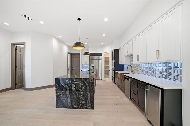 Building Photo - 2700 Marina Shores Dr