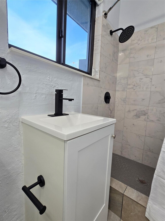 Building Photo - 5020 E 10th Ave