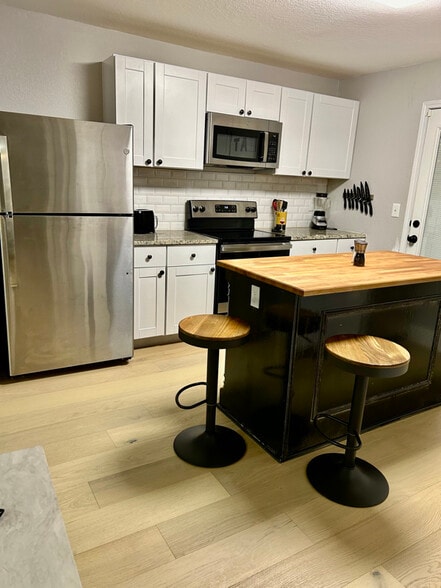 Building Photo - 2216 Pine St