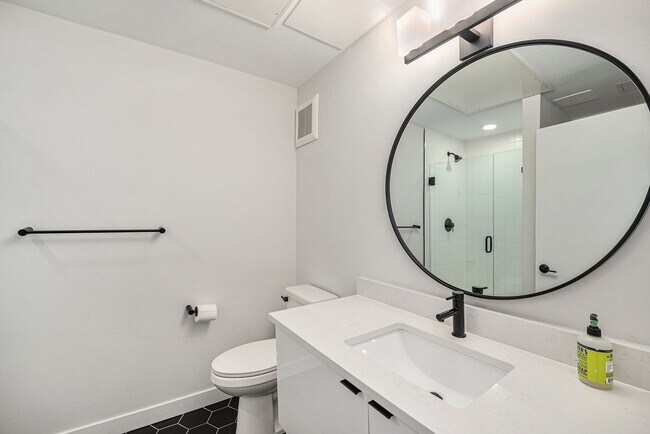 Building Photo - Centrally located 1 bedroom in the heart o...