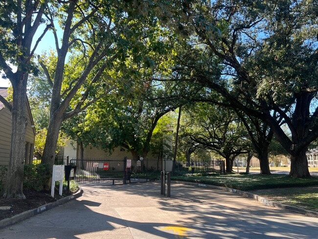 Building Photo - 10047 Westpark Dr