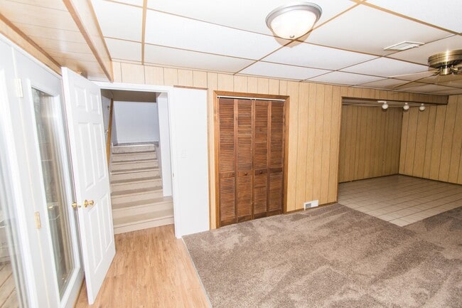 Building Photo - Spacious 2 bedroom / 1 bathroom Duplex for...